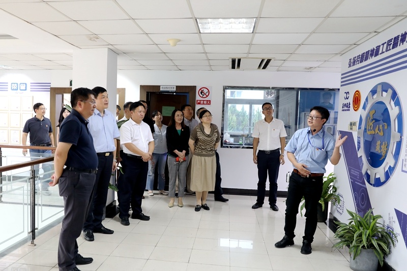 2020年7月29日，時(shí)任浙江省政協(xié)常委、社法委副主任、省總工會(huì)副主席、一級(jí)巡視員董建偉蒞臨景興紙業(yè)調(diào)研新時(shí)代工匠培育工作